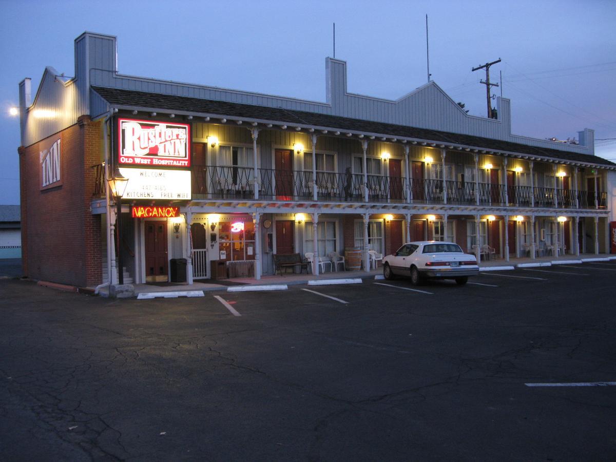 Rustlers Inn ไพรน์วิลล์ ภายนอก รูปภาพ